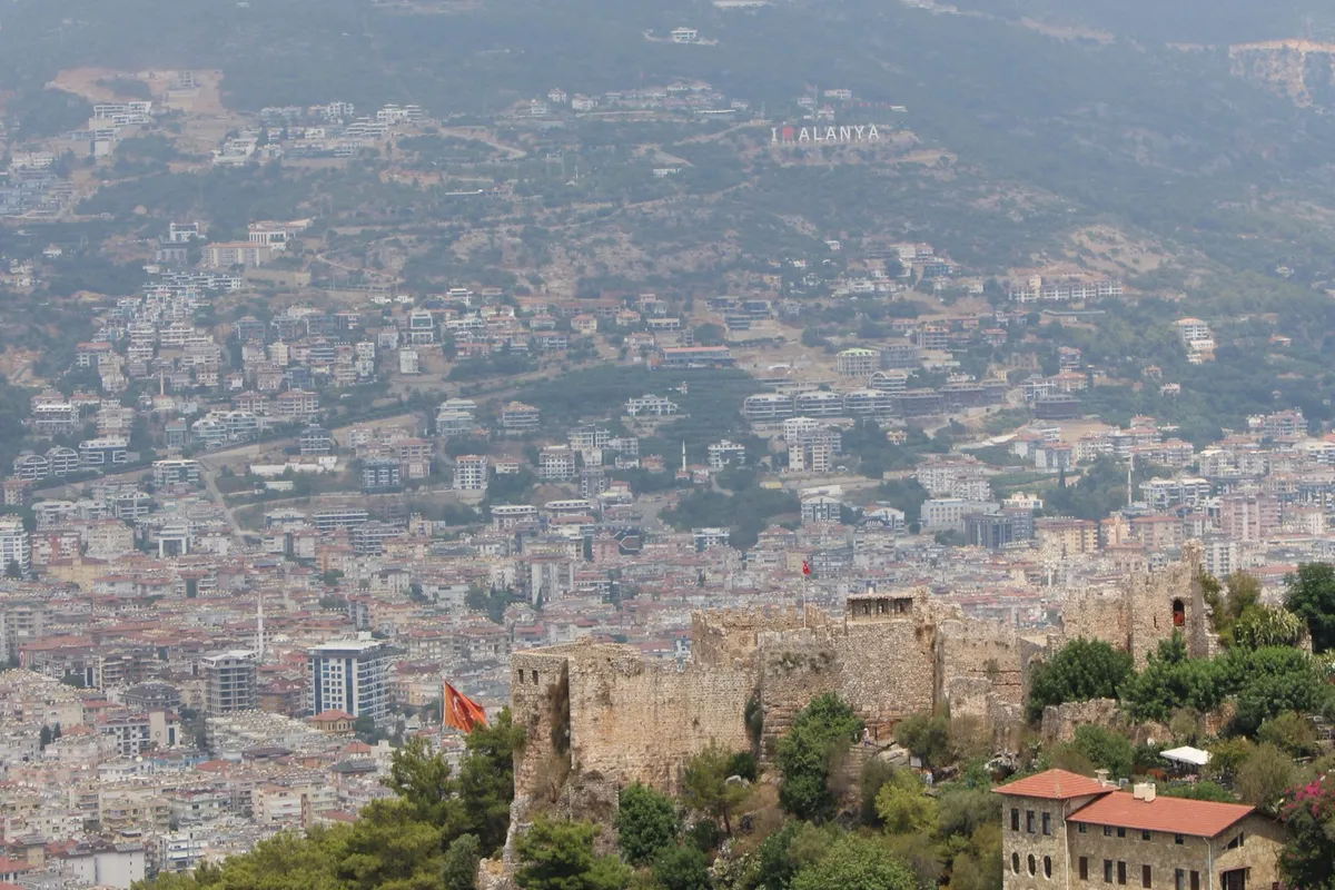 Alanya Kalesi ve şehir panoraması — Akdeniz manzarası