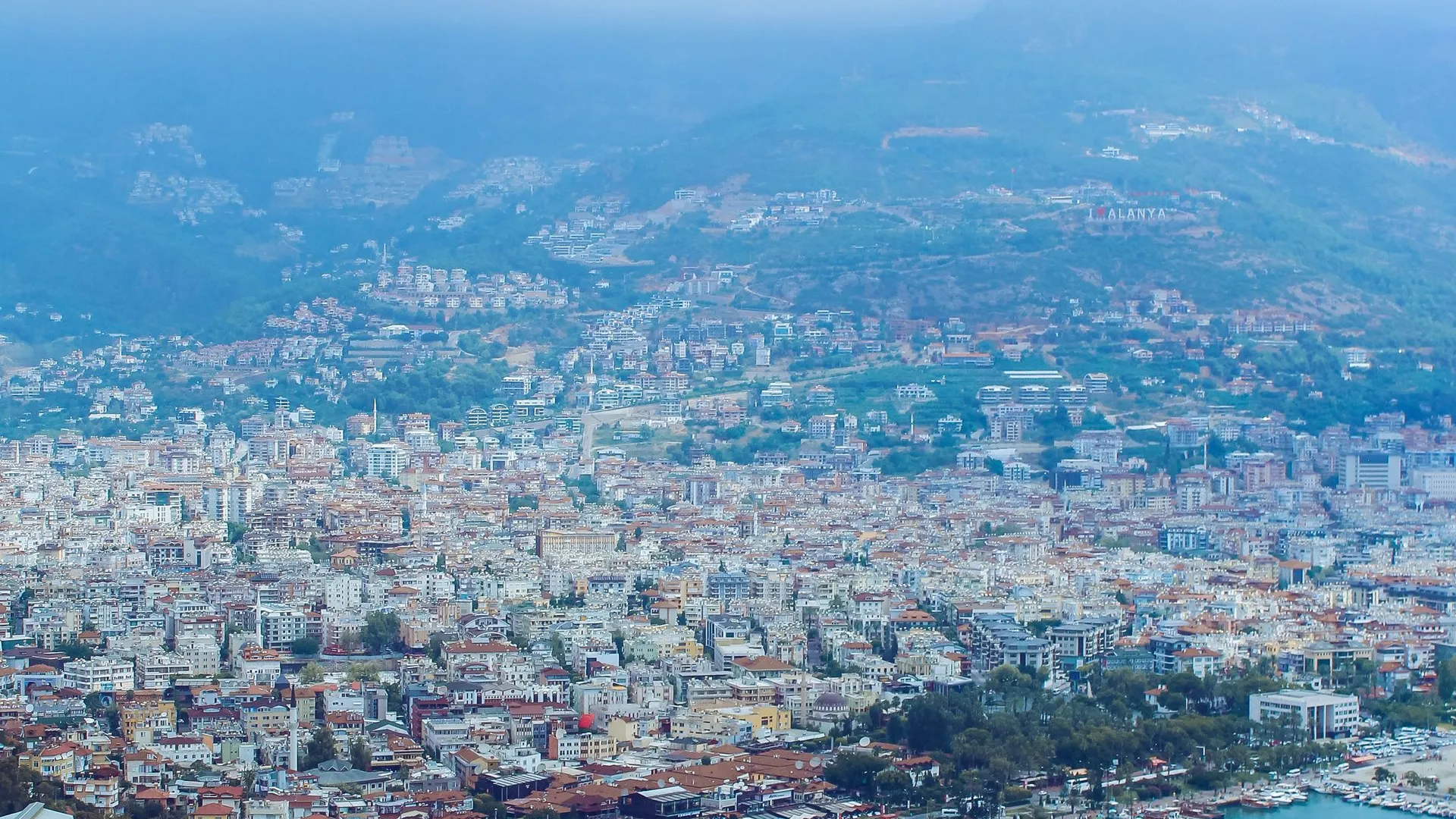 Alanya sahili ve Kızıl Kule panoraması — Money Transfer Turkey döviz ofisi