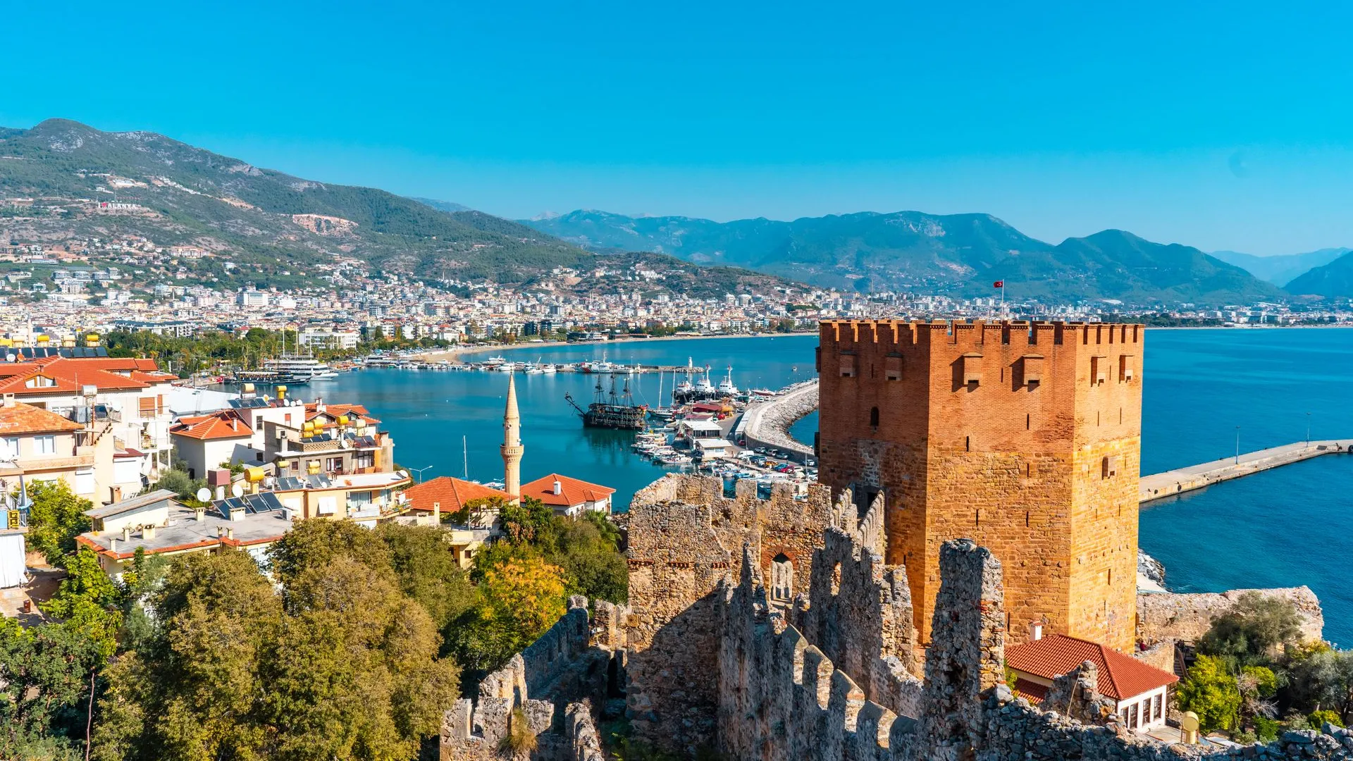Alanya Kızıl Kule ve liman — Kargıcak'tan uluslararası para transferi